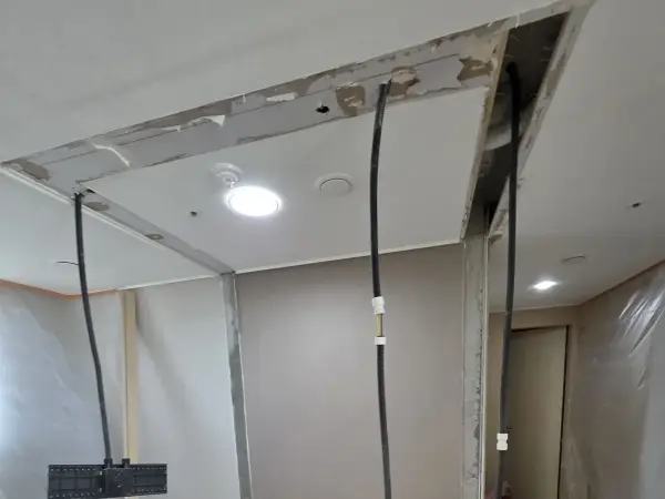 벽과 천장 이음 부분 근접 촬영 예시