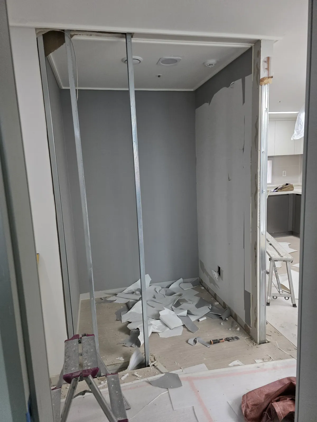 좁은 팬트리 가벽 철거 후 공간 정리 서울 마포구 합정동 시공 전