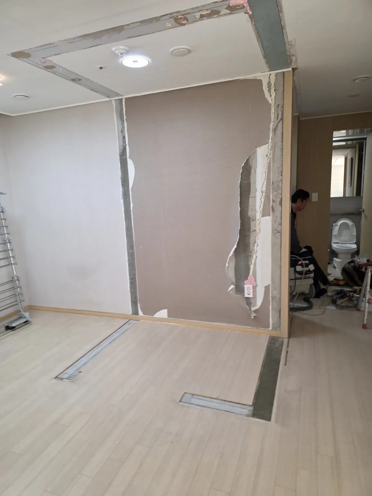 애매하게 자리잡은 가벽 철거로 동선 정리 서울 강동구 명일동 시공 후