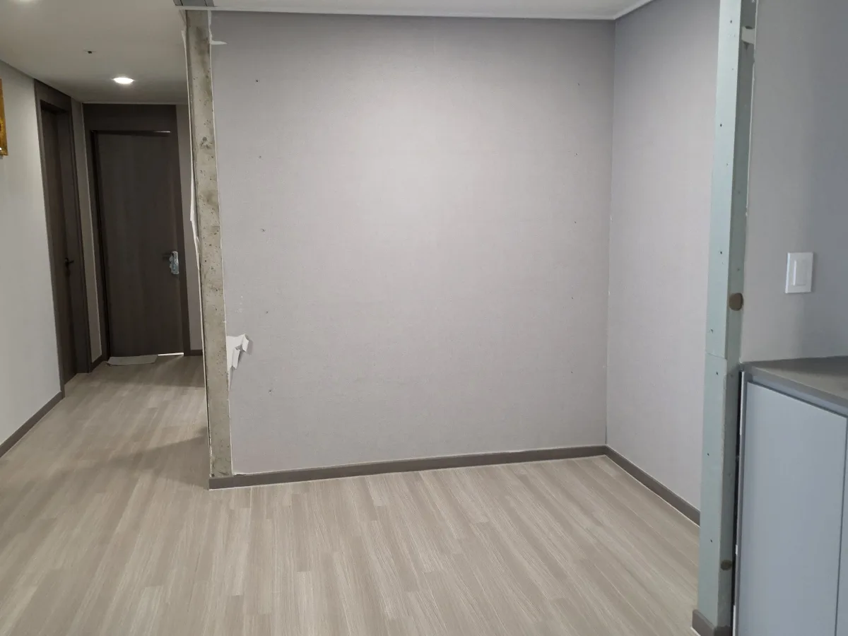 철거 전 방으로 이어지는 통로