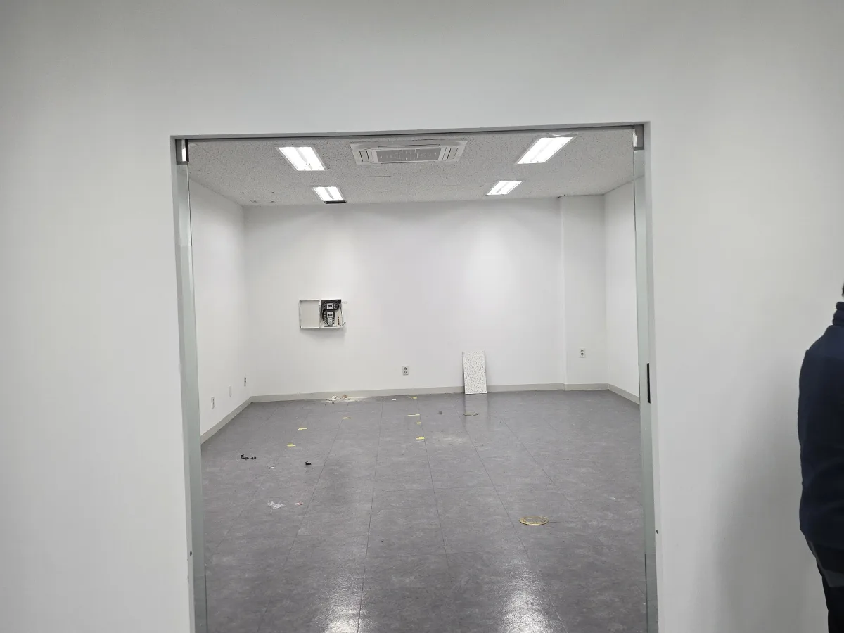 지하 창고 공간 환기구 확인 작업