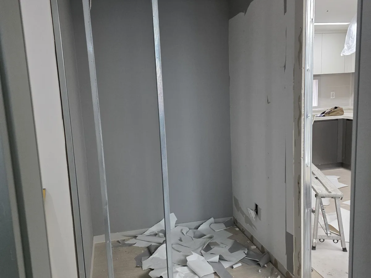 철거 후 정리된 벽체