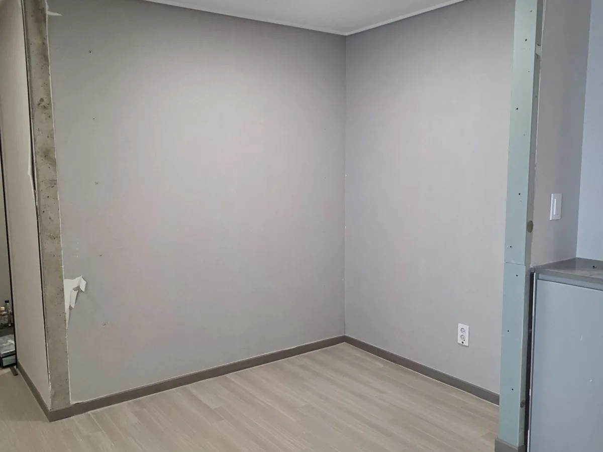 파티션 철거 후 트인 원룸 공간