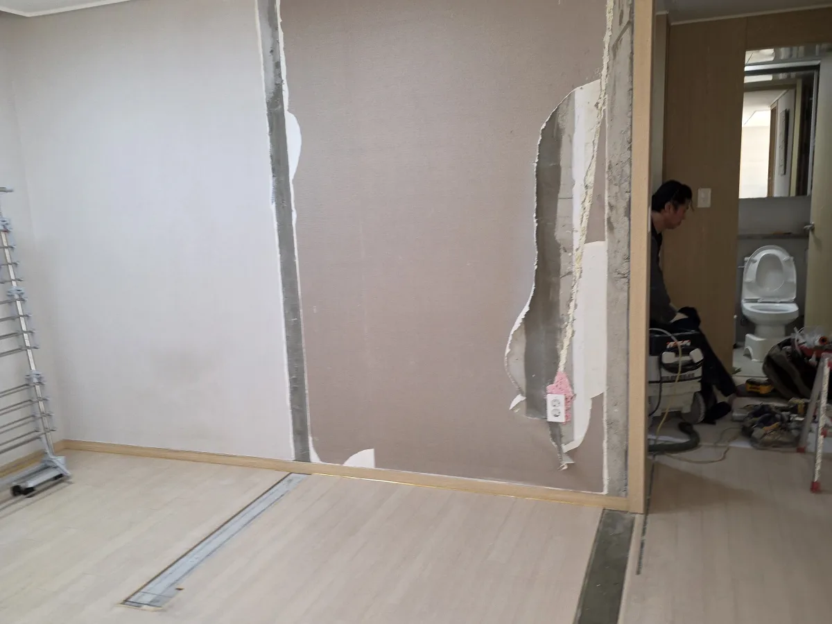 가벽 해체 중 노출된 벽체